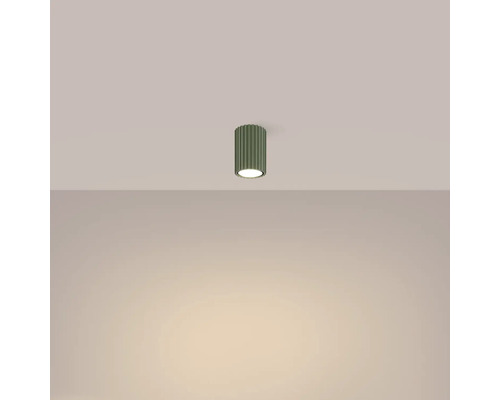 Lumină de tavan verde pe tavanul camerei