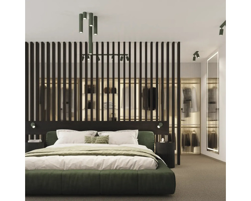 Dormitor cu pat matrimonial, lambriuri din lemn închis la culoare și dressing iluminat