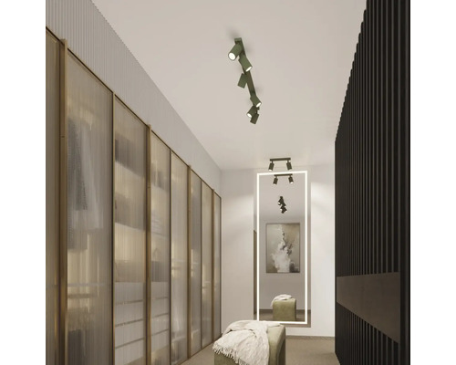 Dressing cu spoturi în tavan și oglindă iluminată