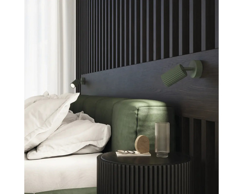 Dormitor cu pat, noptieră și lămpi de perete