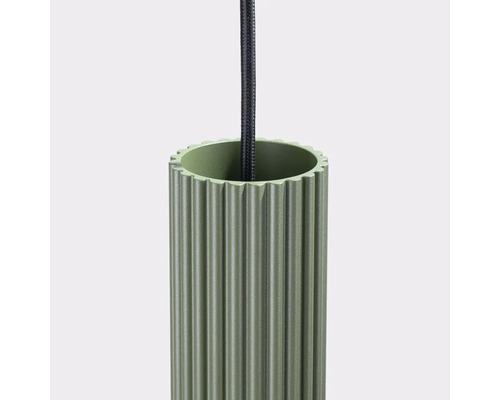 Prim-plan cu o lampă suspendată canelată cu cablu