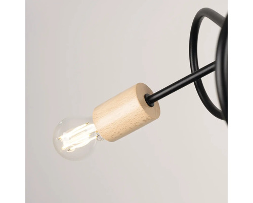 Detaliu al unei lămpi cu dulie din lemn, bec și element metalic negru