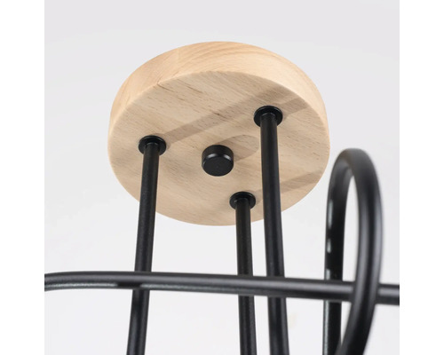 Imagine detaliată a unei lămpi cu element din lemn și cadru metalic negru