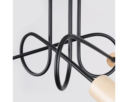 Detaliu al unei lămpi de tavan cu cadru metalic negru și elemente din lemn.