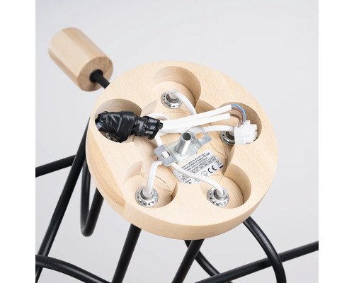 Prim-plan al unei lămpi de tavan cu elemente din lemn și cabluri negre