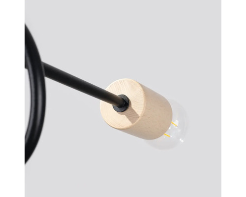 Detaliu al unei lămpi cu element din lemn și sursă de lumină