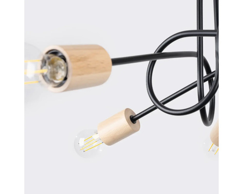 Prim-plan al unei lămpi suspendate cu dulie din lemn și cadru metalic negru