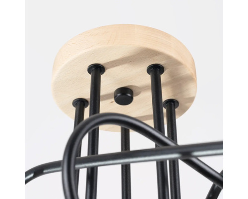 Vizualizare detaliată a unei lămpi de tavan cu bază din lemn și cadru metalic negru