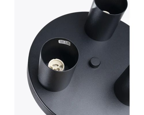 Prim-plan cu o plafonieră neagră cu socluri pentru becuri