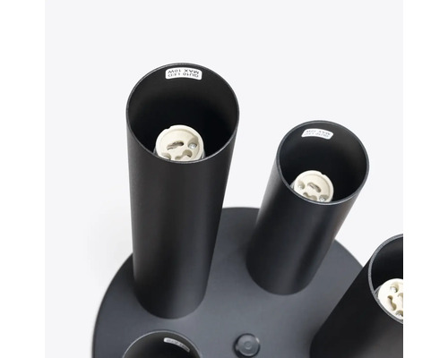 Prim-plan al unei plafoniere negre cu mai multe socluri pentru becuri LED GU10 cu o putere maximă de 10 wați.