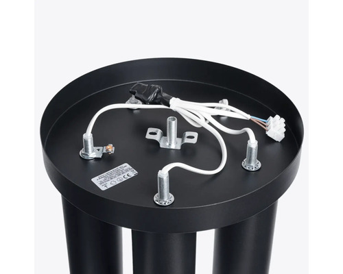 Detaliu al unei lămpi de plafon cu cabluri și elemente de montaj