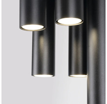 Prim-plan cu un corp de iluminat tubular negru