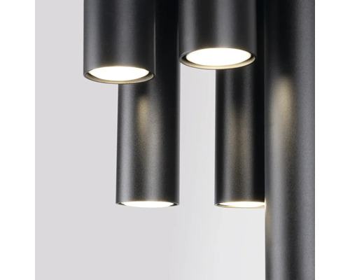 Prim-plan cu un corp de iluminat tubular negru