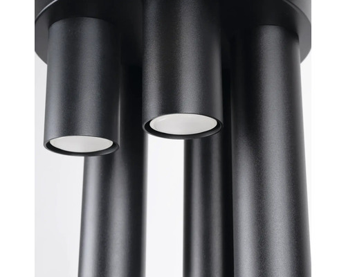 Prim-plan cu un corp de iluminat exterior negru cu lămpi cilindrice