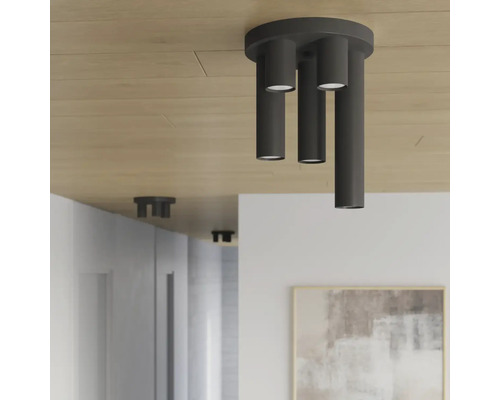 Lumină de tavan cu trei spoturi într-un interior.