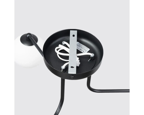 Prim-plan cu suportul de tavan al unei lămpi cu cabluri