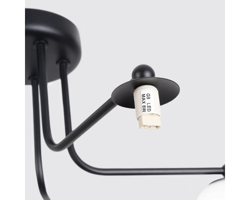 Prim-plan cu o lustră de tavan neagră cu dulie LED G9