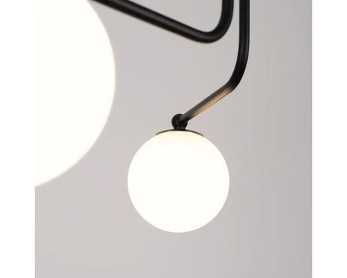 Prim-plan al unei lămpi cu abajururi sferice și cadru metalic