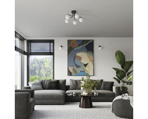 Cameră de zi cu canapea gri, tablou abstract și plantă de apartament pentru o atmosferă luminoasă și organizată.