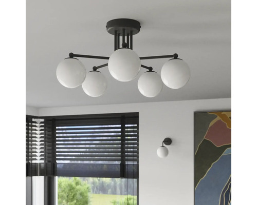 Lumină de plafon cu cinci sfere de sticlă în camera de zi