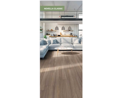 Cameră de zi luminoasă cu canapea și podea cu aspect de lemn.