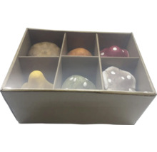 Ciuperci decorative în cutie de carton
