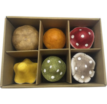 Piese decorative pentru jocuri într-un ambalaj de carton