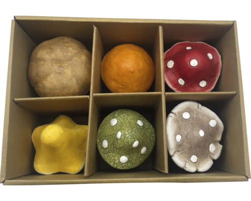 Piese decorative pentru jocuri într-un ambalaj de carton