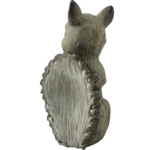 Figurină decorativă de grădină cu un animal așezat