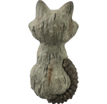 Vedere din spate a unei figurine decorative de pisică din piatră
