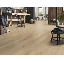 Atelier cu podea laminată deschisă la culoare, cu aspect de lemn