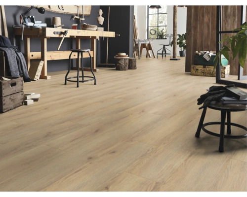 Atelier cu podea laminată deschisă la culoare, cu aspect de lemn