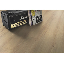 Podea laminată deschisă la culoare în camera de zi cu amplificator și revistă