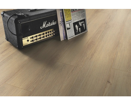 Podea laminată deschisă la culoare în camera de zi cu amplificator și revistă