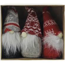 Trei pitici cu căciuli tricotate și bărbi lungi într-o cutie