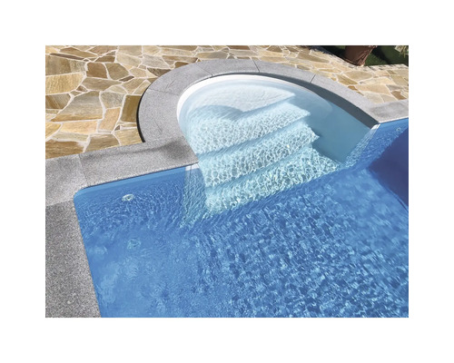 Piscină cu scări de acces și bordură din piatră naturală