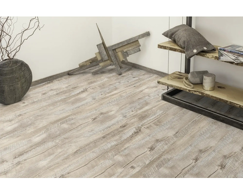 Interior cu podea din lemn deschis, decorațiuni și raft