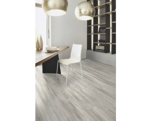 Zonă de luat masa luminoasă cu masă din lemn, scaun și sistem de rafturi