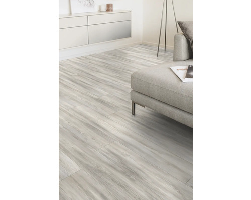 Living luminos cu podea laminată cu aspect de lemn, canapea și bufet