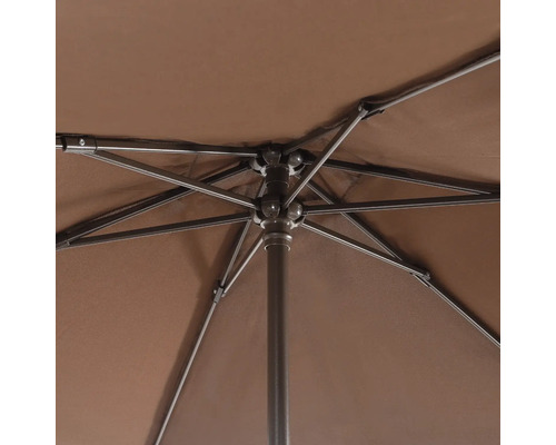 Imagine detaliată a unei umbrele de grădină cu husă maro și cadru metalic