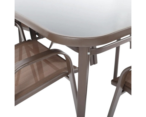 Detaliu masă și scaune de grădină cu cadru metalic și blat de sticlă.