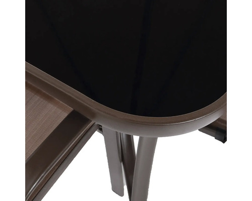 Detaliu masă de grădină cu blat din sticlă și cadru metalic