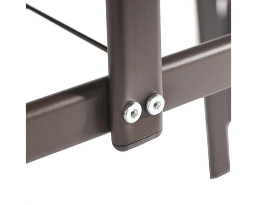 Detaliu al unui cadru metalic maro, fixat cu două șuruburi