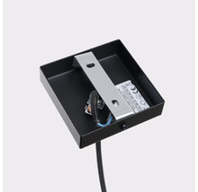 Vizualizare detaliată a unei lămpi de tavan negre cu material de instalare.