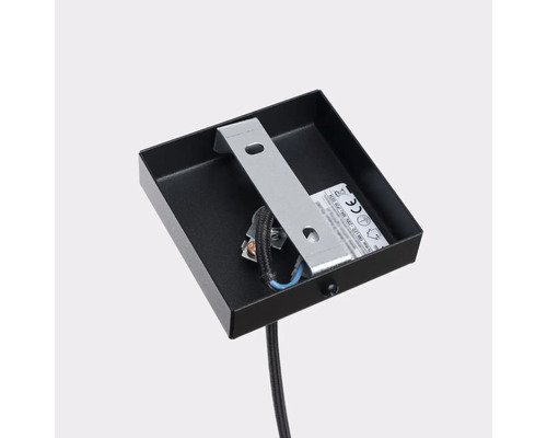 Vizualizare detaliată a unei lămpi de tavan negre cu material de instalare.