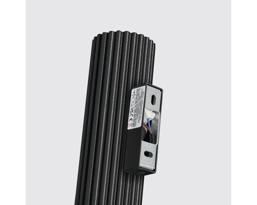 Vizualizare detaliată a unei lămpi de exterior negre cu cutie de joncțiune