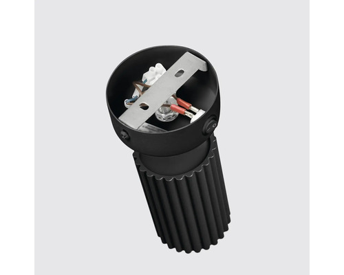 Vedere interioară a unei lămpi de perete negre cu cabluri expuse și materiale de fixare.