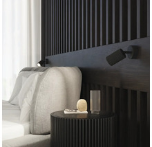 Dormitor cu pat, noptieră, lampă și lambriu