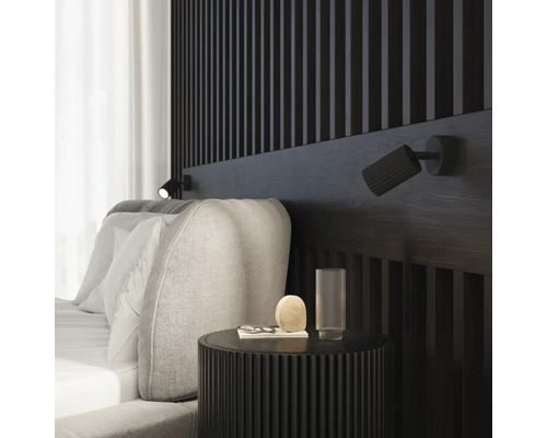 Dormitor cu pat, noptieră, lampă și lambriu