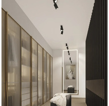 Dressing cu dulapuri, oglindă cu iluminare și corpuri de iluminat pentru plafon